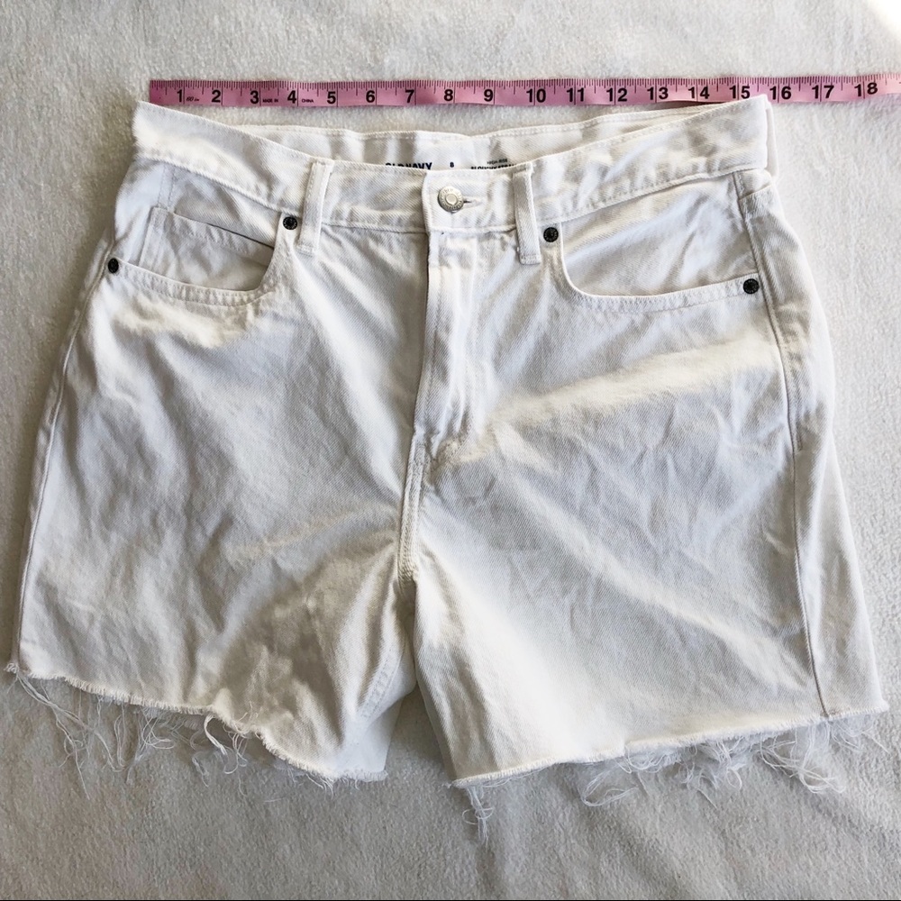 Old Navy Women’s Slouchy Straight Cut Off Denim Shorts in Calla Lily White, 8 - Picture 6 of 13